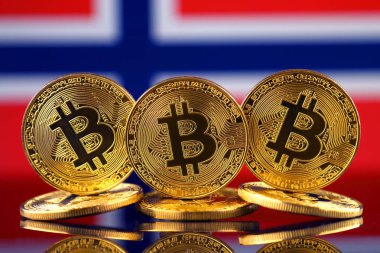 Bitcoin (sanal para) ve Norveç bayrağı fiziksel sürümü. Norveç Blockchain teknoloji ve cryptocurrency yatırımcılar kavramsal görüntü.