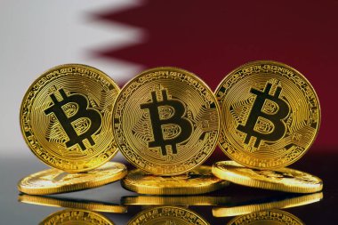 Bitcoin (sanal para) ve Katar bayrak fiziksel sürümü. Katar Blockchain teknoloji ve cryptocurrency yatırımcılar kavramsal görüntü.
