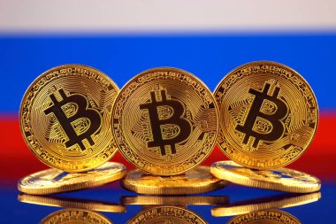 Bitcoin (sanal para) ve Rusya bayrağı fiziksel sürümü. Rusya Blockchain teknoloji ve cryptocurrency yatırımcılar kavramsal görüntü.