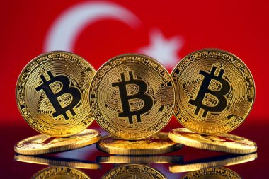 Bitcoin (sanal para) ve Türkiye bayrağı fiziksel sürümü. Blockchain teknoloji Türkiye'de ve cryptocurrency yatırımcılar kavramsal görüntü.
