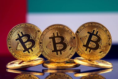Bitcoin (sanal para) ve Birleşik Arap Emirlikleri bayrağı fiziksel sürümü. Birleşik Arap Emirlikleri Blockchain teknoloji ve cryptocurrency yatırımcılar kavramsal görüntü.