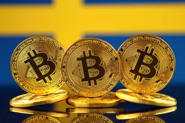 Bitcoin (sanal para) ve İsveç bayrağı fiziksel sürümü. İsveç Blockchain teknoloji ve cryptocurrency yatırımcılar kavramsal görüntü.