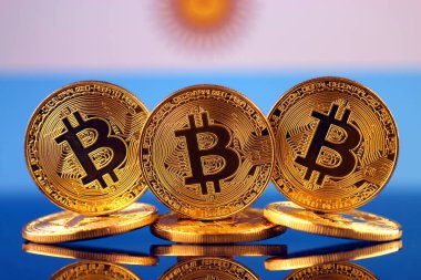 Bitcoin (sanal para) ve Arjantin bayrağı fiziksel sürümü. Arjantin Blockchain teknoloji ve cryptocurrency yatırımcılar kavramsal görüntü.