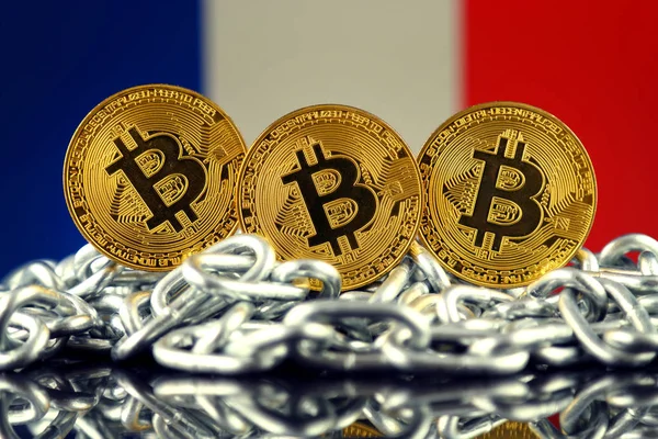 Bitcoin (új virtuális pénz), a lánc és Franciaország lobogója fizikai változata. Általános kép a befektetők, a cryptocurrency és a Blockchain technológia, Franciaország. — Stock Fotó