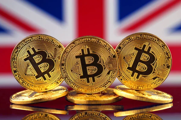 Physical version of Bitcoin (new virtual money) and UK Flag. Conceptual image for investors in cryptocurrency and Blockchain Technology in United Kingdom. — Stock Photo, Image