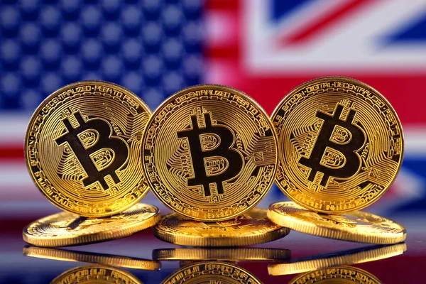 Physical version of Bitcoin (new virtual money), USA and UK Flag. Conceptual image for investors in cryptocurrency and Blockchain Technology in United States and United Kingdom. — Stock Photo, Image