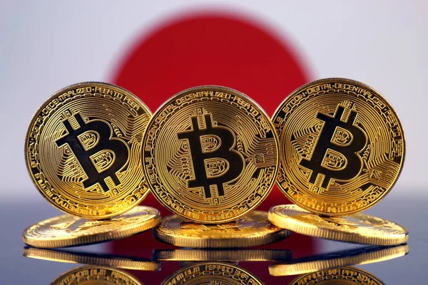 Versión física de Bitcoin (nuevo dinero virtual) y Japan Flag. Imagen conceptual para inversores en criptomoneda y tecnología Blockchain en Japón . — Foto de Stock