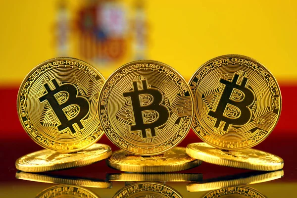Versión física de Bitcoin (nuevo dinero virtual) y Bandera de España. Imagen conceptual para inversores en criptomoneda y tecnología Blockchain en España . — Foto de Stock