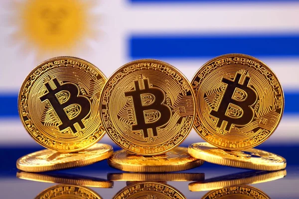 Versión física de Bitcoin (nuevo dinero virtual) y Uruguay Flag. Imagen conceptual para inversores en criptomoneda y tecnología Blockchain en Uruguay . — Foto de Stock