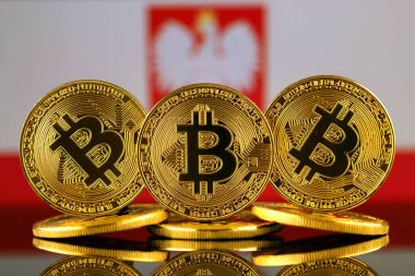 Fiziksel sürümü Bitcoin (sanal para) ve Polonya bayrağı. Cryptocurrency yatırımcılar ve Blockchain teknoloji Polonya için kavramsal görüntü.