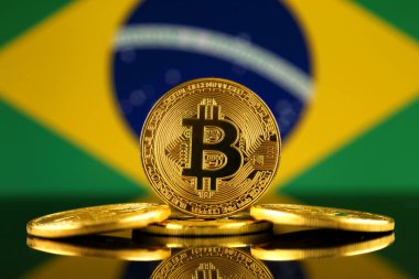 Bitcoin (sanal para) ve Brezilya bayrağı fiziksel sürümü. Brezilya Blockchain teknoloji ve cryptocurrency yatırımcılar kavramsal görüntü.