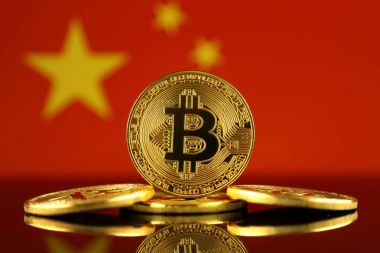 Bitcoin (sanal para) ve Çin bayrağı fiziksel sürümü. Çin Blockchain teknoloji ve cryptocurrency yatırımcılar kavramsal görüntü.