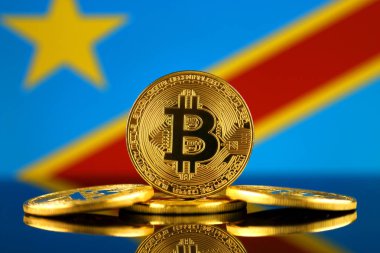 Bitcoin (sanal para) ve Demokratik Cumhuriyeti Kongo bayrak fiziksel sürümü. Cryptocurrency ve Blockchain teknoloji yatırımcılar için kavramsal görüntü.
