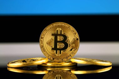Bitcoin (sanal para) ve Estonya bayrağı fiziksel sürümü. Estonya Blockchain teknoloji ve cryptocurrency yatırımcılar kavramsal görüntü.