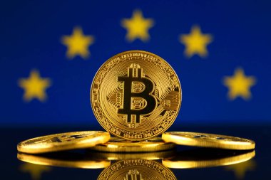 Bitcoin (sanal para) ve AB bayrağı fiziksel sürümü. Avrupa Birliği Blockchain teknoloji ve cryptocurrency yatırımcılar kavramsal görüntü.