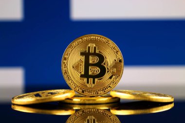Bitcoin (sanal para) ve Finlandiya bayrağı fiziksel sürümü. Finlandiya Blockchain teknoloji ve cryptocurrency yatırımcılar kavramsal görüntü.