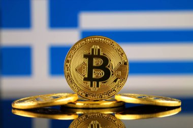 Bitcoin (sanal para) ve Yunanistan bayrağı fiziksel sürümü. Yunanistan Blockchain teknoloji ve cryptocurrency yatırımcılar kavramsal görüntü.