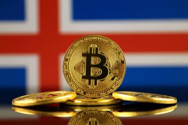 Bitcoin (sanal para) ve İzlanda bayrağı fiziksel sürümü. İzlanda Blockchain teknoloji ve cryptocurrency yatırımcılar kavramsal görüntü.