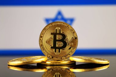 Bitcoin (sanal para) ve İsrail bayrağı fiziksel sürümü. İsrail Blockchain teknoloji ve cryptocurrency yatırımcılar kavramsal görüntü.