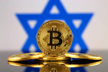 Bitcoin (sanal para) ve İsrail bayrağı fiziksel sürümü. İsrail Blockchain teknoloji ve cryptocurrency yatırımcılar kavramsal görüntü.