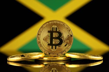 Bitcoin (sanal para) ve Jamaika bayrağını fiziksel sürümü. Jamaika Blockchain teknoloji ve cryptocurrency yatırımcılar kavramsal görüntü.