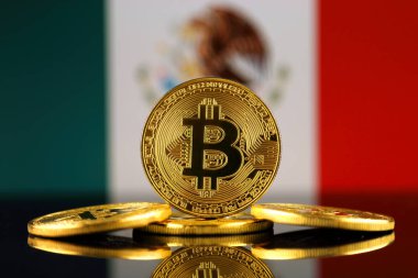 Bitcoin (sanal para) ve Meksika bayrağı fiziksel sürümü. Meksika Blockchain teknoloji ve cryptocurrency yatırımcılar kavramsal görüntü.