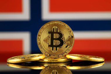 Bitcoin (sanal para) ve Norveç bayrağı fiziksel sürümü. Norveç Blockchain teknoloji ve cryptocurrency yatırımcılar kavramsal görüntü.