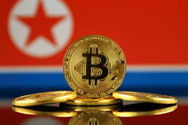 Bitcoin (sanal para) ve Kuzey Kore bayrağı fiziksel sürümü. Kuzey Kore Blockchain teknoloji ve cryptocurrency yatırımcılar kavramsal görüntü.