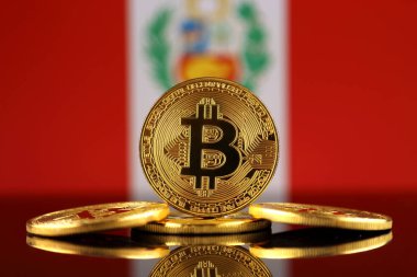Bitcoin (sanal para) ve Peru bayrağı fiziksel sürümü. Peru Blockchain teknoloji ve cryptocurrency yatırımcılar kavramsal görüntü.