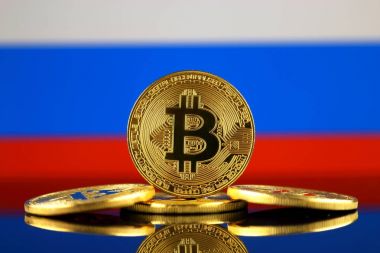 Bitcoin (sanal para) ve Rusya bayrağı fiziksel sürümü. Rusya Blockchain teknoloji ve cryptocurrency yatırımcılar kavramsal görüntü.