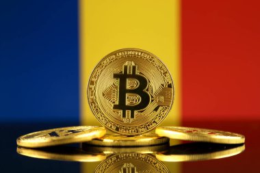 Bitcoin (sanal para) ve Romanya bayrağı fiziksel sürümü. Romanya Blockchain teknoloji ve cryptocurrency yatırımcılar kavramsal görüntü.