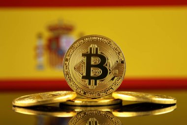 Bitcoin (sanal para) ve İspanya bayrağı fiziksel sürümü. İspanya Blockchain teknoloji ve cryptocurrency yatırımcılar kavramsal görüntü.