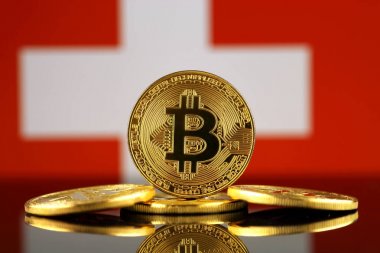 Bitcoin (sanal para) ve İsviçre bayrağı fiziksel sürümü. İsviçre Blockchain teknoloji ve cryptocurrency yatırımcılar kavramsal görüntü.