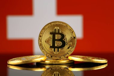 Bitcoin (sanal para) ve İsviçre bayrağı fiziksel sürümü. İsviçre Blockchain teknoloji ve cryptocurrency yatırımcılar kavramsal görüntü.