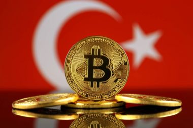 Bitcoin (sanal para) ve Türkiye bayrağı fiziksel sürümü. Blockchain teknoloji Türkiye'de ve cryptocurrency yatırımcılar kavramsal görüntü.