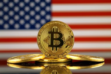 Bitcoin (sanal para) ve ABD bayrağı fiziksel sürümü. Amerika Birleşik Devletleri Blockchain teknoloji ve cryptocurrency yatırımcılar kavramsal görüntü.