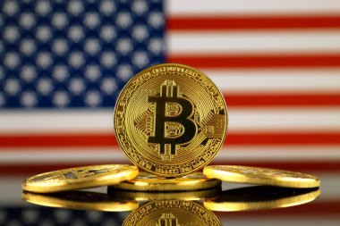 Bitcoin (sanal para) ve ABD bayrağı fiziksel sürümü. Amerika Birleşik Devletleri Blockchain teknoloji ve cryptocurrency yatırımcılar kavramsal görüntü.