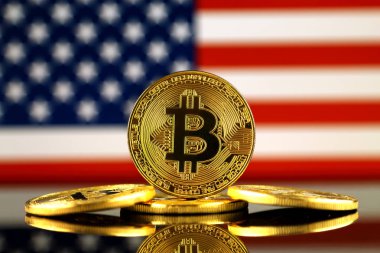 Bitcoin (sanal para) ve ABD bayrağı fiziksel sürümü. Amerika Birleşik Devletleri Blockchain teknoloji ve cryptocurrency yatırımcılar kavramsal görüntü.