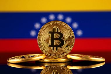 Bitcoin (sanal para) ve Venezuela bayrak fiziksel sürümü. Venezuela Blockchain teknoloji ve cryptocurrency yatırımcılar kavramsal görüntü.