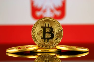 Fiziksel sürümü Bitcoin (sanal para) ve Polonya bayrağı. Cryptocurrency yatırımcılar ve Blockchain teknoloji Polonya için kavramsal görüntü.