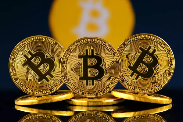 Fysieke versie van Bitcoin (nieuwe virtueel geld). Conceptuele afbeelding voor beleggers in cryptocurrency en Blockchain-technologie. — Stockfoto