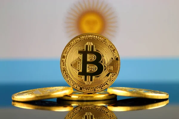 Versão física do Bitcoin (novo dinheiro virtual) e Bandeira da Argentina. Imagem conceitual para investidores em criptomoeda e tecnologia Blockchain na Argentina . — Fotografia de Stock