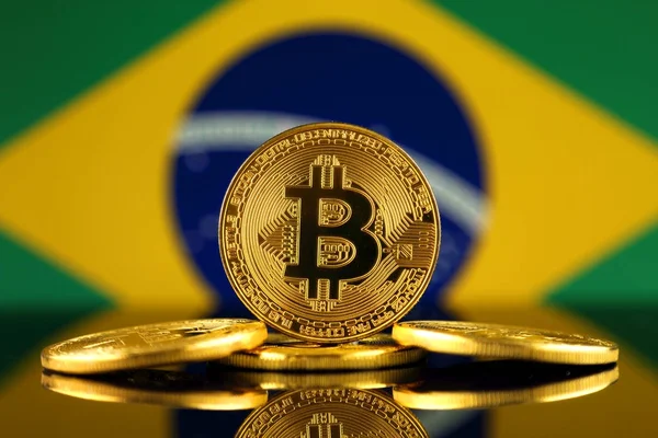 Физическая версия Bitcoin (новые виртуальные деньги) и бразильский флаг. Концептуальный имидж для инвесторов в криптовалюту и технологии Blockchain в Бразилии . — стоковое фото