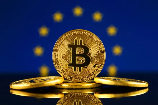 Bitcoin (sanal para) ve AB bayrağı fiziksel sürümü. Avrupa Birliği Blockchain teknoloji ve cryptocurrency yatırımcılar kavramsal görüntü.
