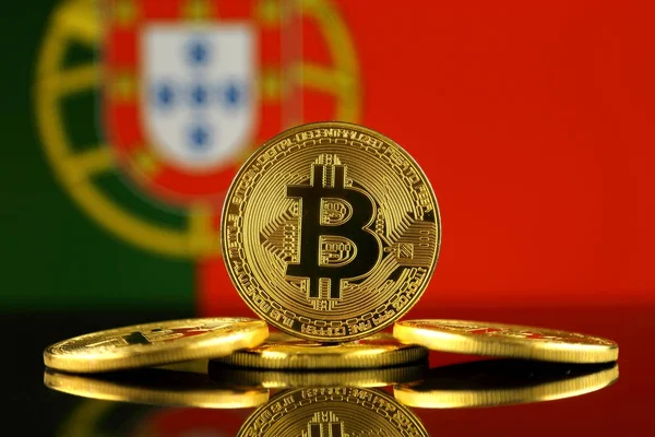 Versión física de Bitcoin (nuevo dinero virtual) y Portugal Bandera. Imagen conceptual para inversores en criptomoneda y tecnología Blockchain en Portugal . — Foto de Stock