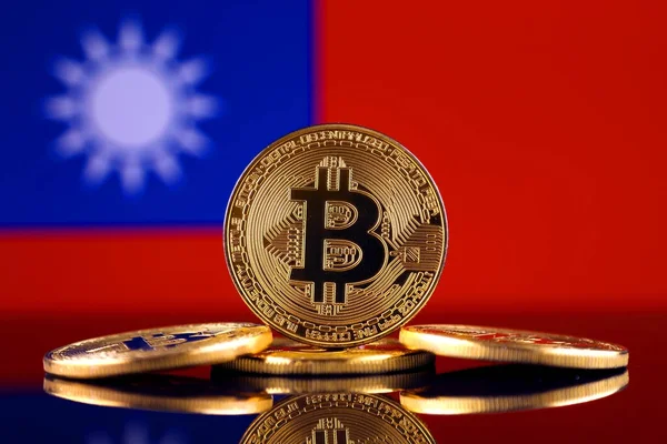 Fysisk version av Bitcoin (nya virtuella pengar) och Taiwan flagga. Begreppsmässiga image för investerare i kryptovaluta och Blockchain teknik i Taiwan. — Stockfoto