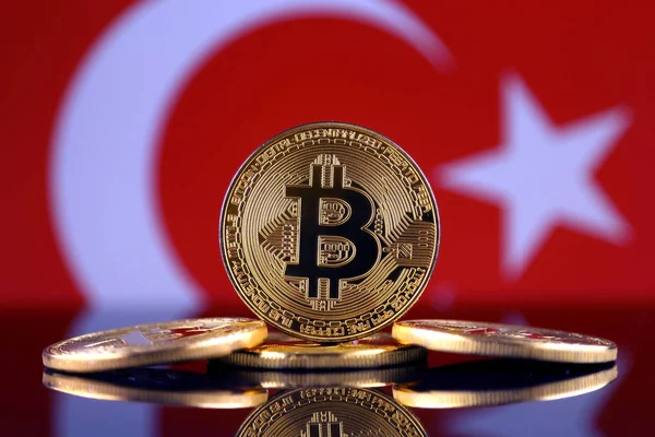 比特币的物理版本 (新的虚拟金钱) 和土耳其旗子。土耳其 cryptocurrency 和 Blockchain 技术投资者的概念性形象. — 图库照片