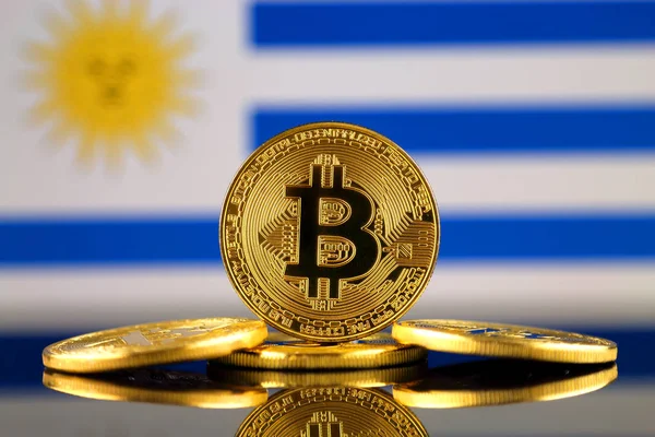 Физическая версия биткойна (новые виртуальные деньги) и Уругвайского флага. Концептуальный имидж для инвесторов в криптовалюте и технологии Blockchain в Уругвае . — стоковое фото