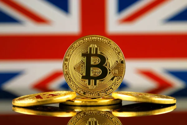 Physical version of Bitcoin (new virtual money) and UK Flag. Conceptual image for investors in cryptocurrency and Blockchain Technology in United Kingdom. — Stock Photo, Image