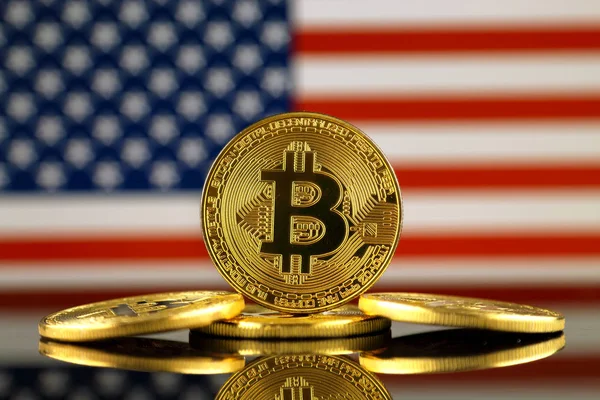 Bitcoin (sanal para) ve ABD bayrağı fiziksel sürümü. Amerika Birleşik Devletleri Blockchain teknoloji ve cryptocurrency yatırımcılar kavramsal görüntü.